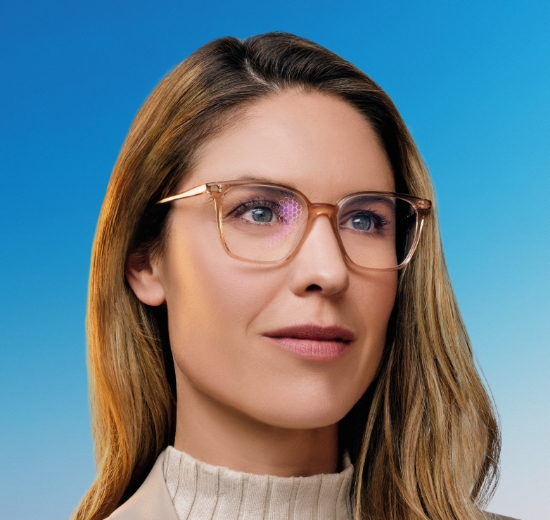 Frau mit Gleitsichtbrille blickt in die Ferne.