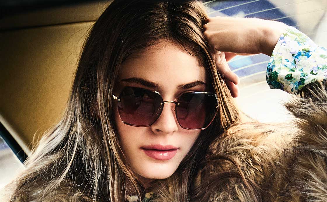 Mexx: Frau mit Brille